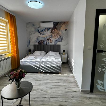 Zagrodek Pizza & Spa Klimatyczny Domek 13 Osobowy 2 Apartamentowy Z Sala Do Organizacji Imprez Nieopodal Jeziora Roznowskiego Z Widokiem Na Gory Grodek Nad Dunajcem Leilighet Eksteriør bilde